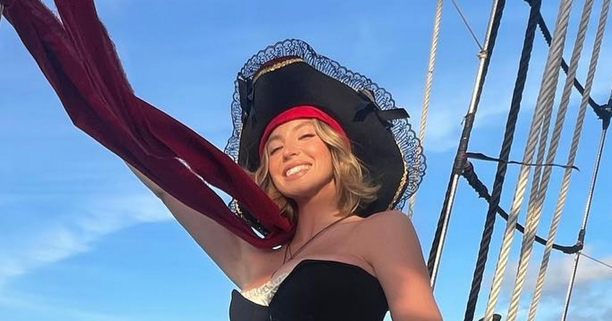 Sydney Sweeney Stuns in Sexy Pirate Costume