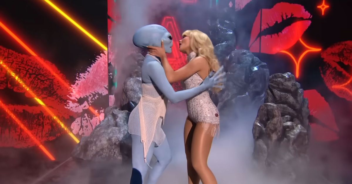 Sabrina Carpenter's Out-of-This-World Kiss: A Cosmic VMAs Moment!